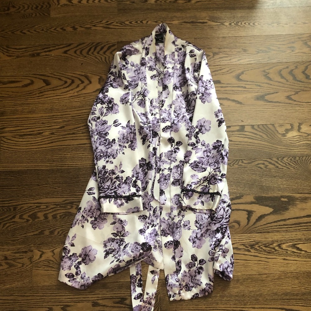 Floral print robe